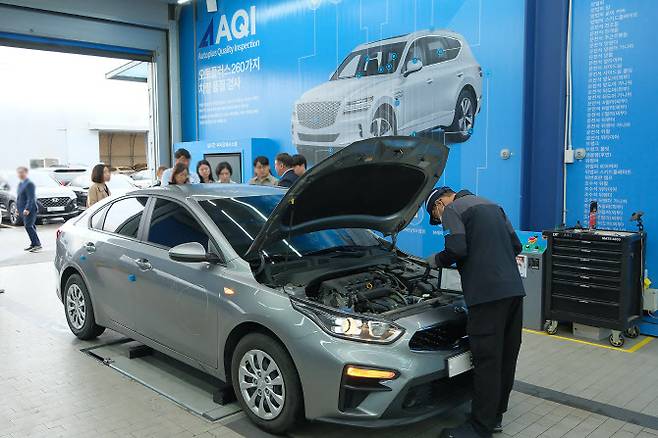 7일 인천 서구 오토플러스 상품화 공장 ATC에서 작업자가 차량 초기검사를 진행하고 있다.(사진=오토플러스)