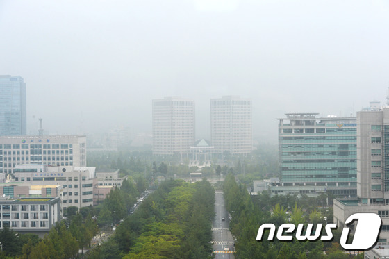 7일 대전·충남은 대부분의 지역에 가끔 비가 오다 늦은 밤 그친다. 대전 정부청사 인근에 짙은 안개가 끼어있다. /뉴스1 ⓒ News1 신성룡 기자