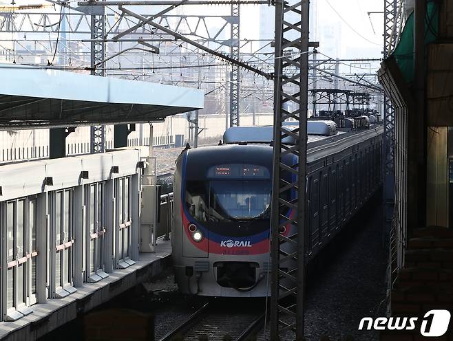 지하철 플랫폼으로 열차가 진입하고 있다. 2020.2.27/뉴스1 ⓒ News1 신웅수 기자