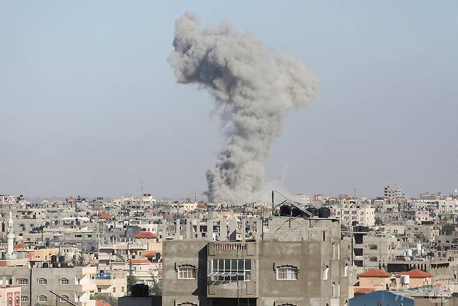 6일(현지시간) 이스라엘 가자지구 상공에 공습으로 인한 연기가 자욱하게 솟구치고 있다. ⓒ 로이터=뉴스1 ⓒ News1 박형기 기자