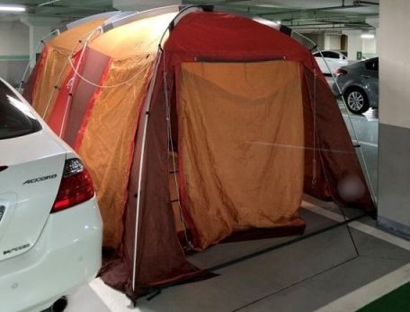 아파트 지하주차장에 설치되어있는 대형 텐트. [사진=온라인 커뮤니티 갈무리]