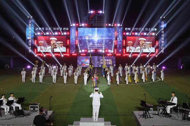 2024 진해군악의장페스티벌 개막식에서 해군 군악대가 연주를 선보이고 있다. [사진제공=창원특례시청]