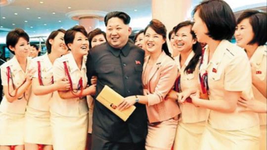 2015년 노동당 창건 70주년 기념 공연 후 모란봉악단 단원들이 북한 김정은을 둘러싸고 웃고 있는 모습. /조선중앙TV