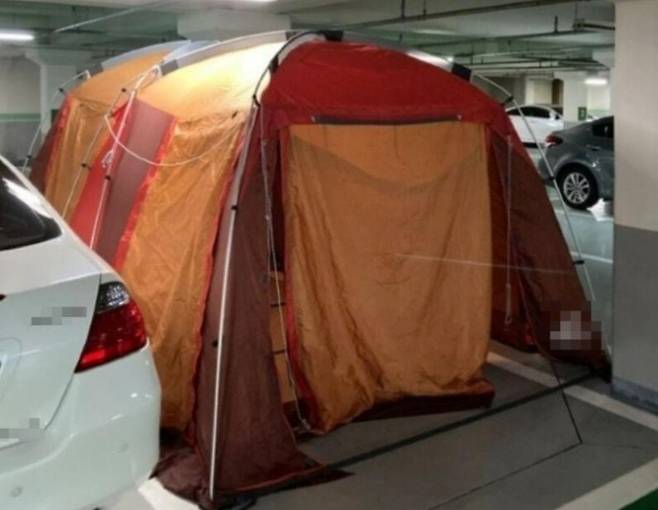 2022년 한 아파트 지하 주차장에 텐트가 설치된 모습. /온라인 커뮤니티