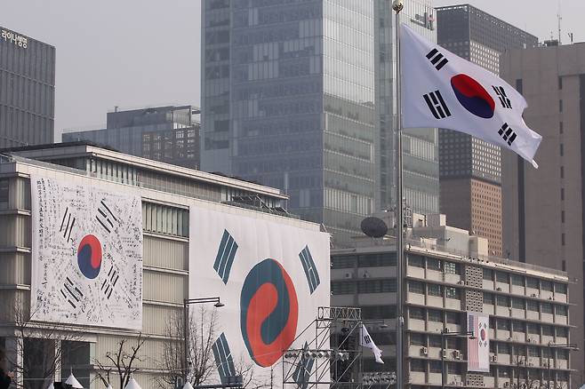 2019년  3.1절 100주년 기념 행사를 맞아 서울 광화문 광장에 세워졌던 국기게양대. /장련성 기자