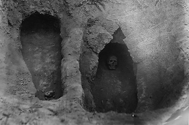 1886년 러시아 연구진이 키르기즈스탄의 이식 쿨 호수 근처에서 발굴한 무덤. 1338년 사망한 사람의 유골에서 유럽 흑사병의 기원이 되는 페스트균이 발견됐다./A.S. Leybin, August 1886