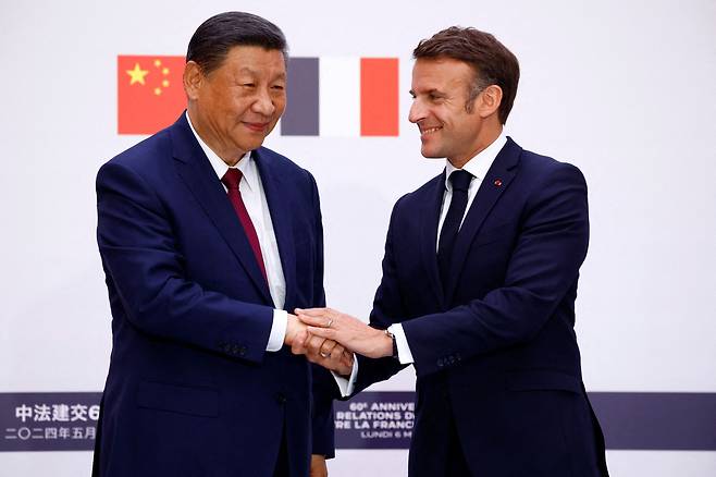 에마뉘엘 마크롱(오른쪽) 프랑스 대통령과 시진핑 중국 국가주석이 6일 파리 엘리제궁에서 공동 기자회견을 진행하고 있다./AFP 연합뉴스