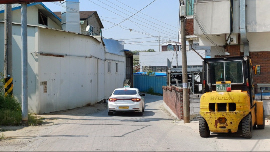 차량 교행이 불가능한 번암공단 진입로 모습. 최태영 기자