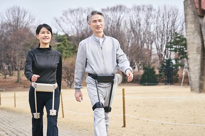 한국 스타트업 위로보틱스가 만든 웨어러블 로봇 ‘윔’을 착용하고 남녀가 걷고 있다. 발걸음을 더 가볍게 만들어 보행을 쉽게 할 수도 있고, 반대로 무겁게 만들어 근육 운동을 할 수도 있다. 위로보틱스 제공