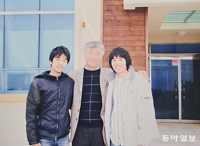 중국 연변에서 한국인 선교사의 도움을 받던 시기의 박 씨(오른쪽). 왼쪽은 남동생이다.