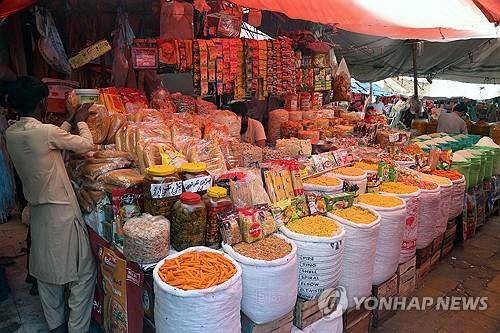국제통화기금(IMF)이 최근 30억달러 구제금융을 완료한 파키스탄 카라치의 한 시장. <연합뉴스>