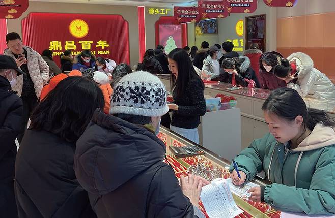 지난 2월 중국 베이징 최대 귀금속 도·소매 센터인 완터보석성 1층 금 주얼리 전문점 내부가 금을 구매하려는 이들로 붐비고 있다. 사진 이윤정 기자