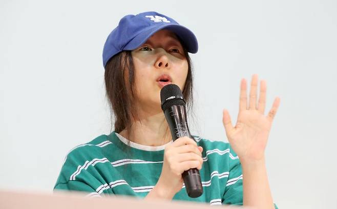 [서울=뉴시스] 김혜진 기자 = 민희진 어도어 대표가 25일 오후 서울 강남구 한국컨퍼런스센터에서 열린 긴급 기자회견에서 입장을 말하고 있다. 하이브는 22일 민희진 대표 등이 경영권 탈취 시도를 했다며 전격 감사에 착수한 것으로 알려졌다. 민 대표는 하이브의 또 다른 산하 레이블인 빌리프랩의 걸그룹 아일릿이 뉴진스를 카피했다는 공식입장으로 맞받아쳤다. 2024.04.25. jini@newsis.com /사진=뉴시스