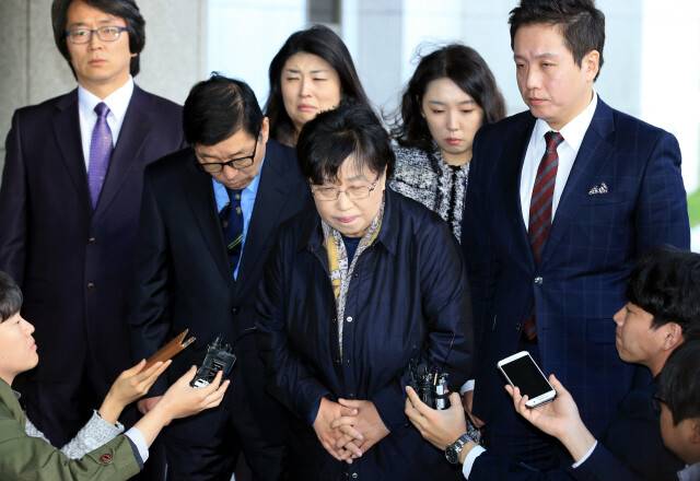 대법원이 윤일병 폭행사망 사건 주범 이아무개 병장에 대한 살인죄 적용, 징역 35년형의 2심 판결을 파기환송한 2015년 10월29일 오전, 서울 서초구 대법원 법정 앞에서 윤일병의 어머니 안미자씨(가운데) 등 유가족들이 취재진에게 심정을 밝힌 뒤 인사하고 있다. 김태형 기자 xogud555@hani.co.kr