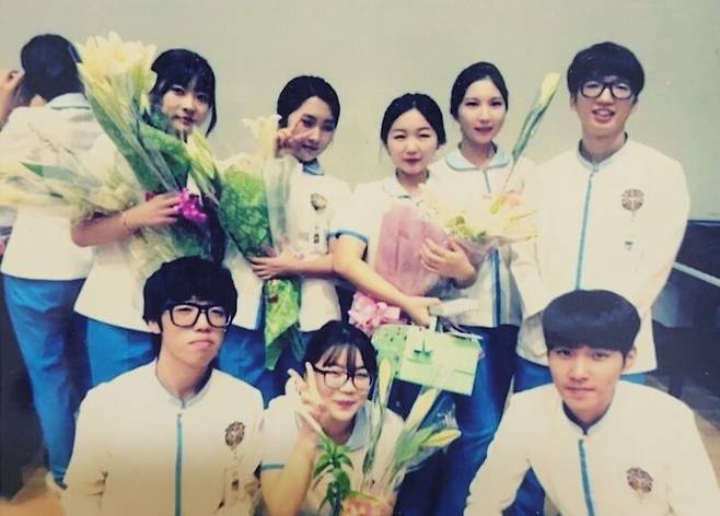 고 윤승주씨의 입대 전 대학 시절. 앞줄 맨 왼쪽이 윤씨. 유족 제공