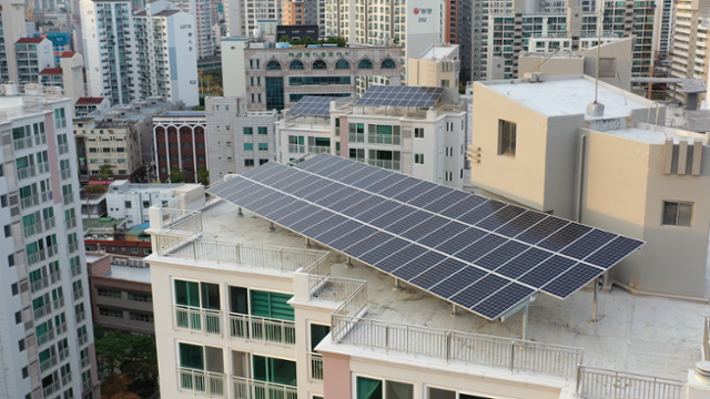 서울 동대문구 휘경브라운스톤 아파트 위에 태양광 발전소가 설치돼 있다. 안재용 PD