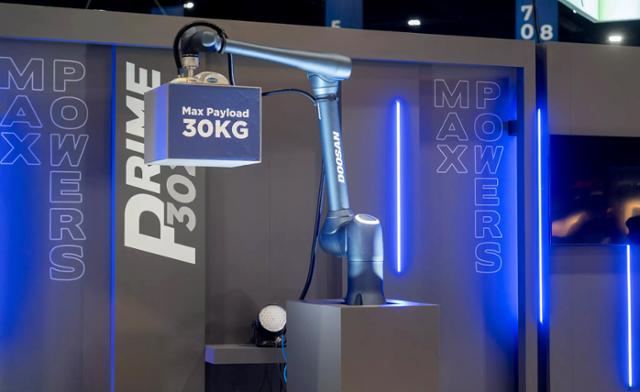 두산로보틱스가 6∼9일(현지시간) 미국 시카고에서 열리는 북미 최대 규모 자동화 기술·로봇 전시회 '오토메이트 2024' 현장에서 처음 공개한 협동로봇 'P시리즈'의 작동 장면. 두산로보틱스 제공