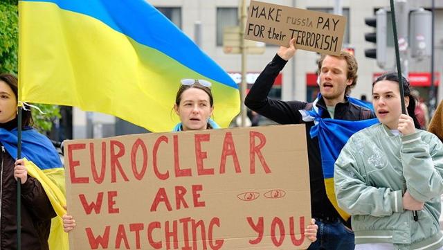 우크라이나 시민들이 4월 11일 벨기에에 본부를 둔 유로클리어 건물 앞에서 러시아 연방은행 몰수자산에서 발생한 수익을 우크라이나로 보내줄 것을 요구하는 시위를 벌이고 있다. 게티이미지