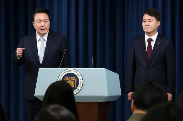 윤석열 대통령이 7일 용산 대통령실 청사 브리핑룸에서 신임 민정수석비서관에 임명된 김주현 전 법무부 차관을 소개하고 있다. 뉴스1