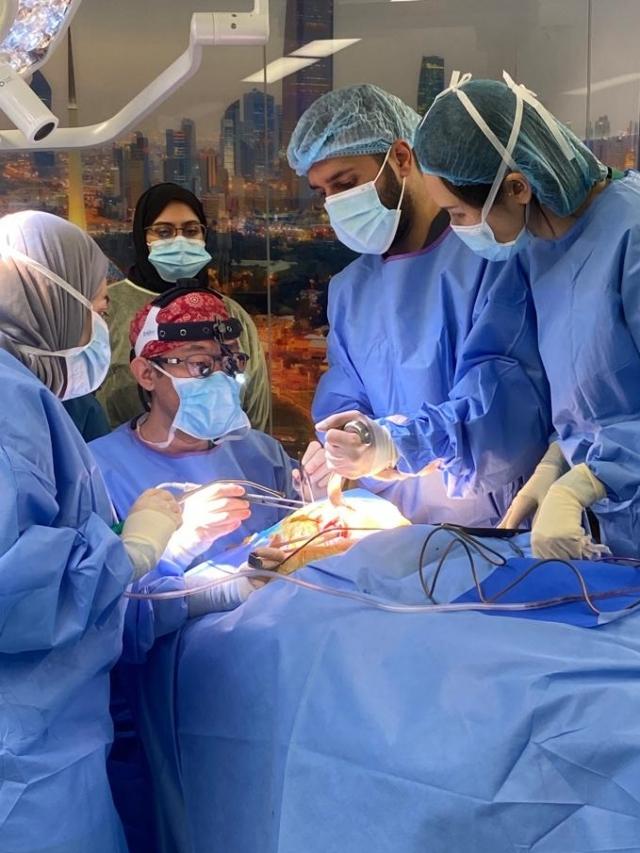정우진 분당서울대병원 교수가 쿠웨이트에서 로봇 수술로 갑상선 질환을 치료하고 있다. 분당서울대병원 제공