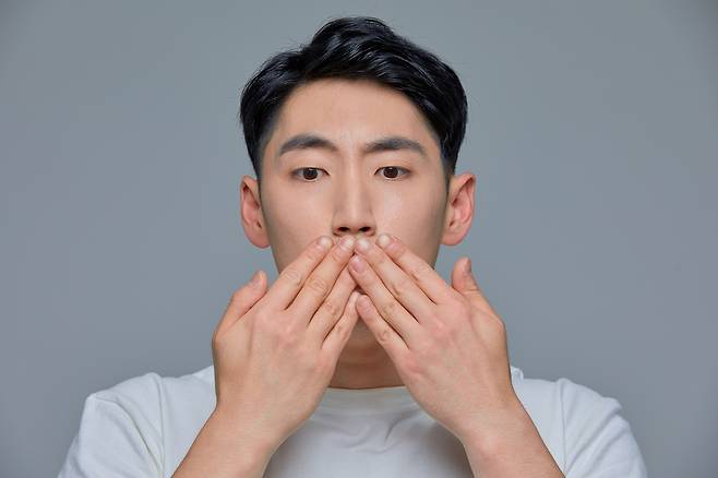 흡연과 카페인 음료 섭취 등은 입 냄새를 유발하기 쉽다./사진=게티이미지뱅크