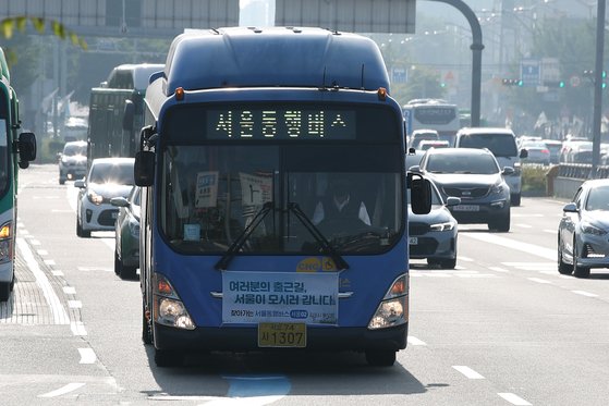 서울02번 서울동행버스가 서울 강서구 김포공항역 버스정류장에 들어서고 있다. [뉴스1]