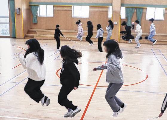 부산의 한 초등학교 실내 체육관에서 줄넘기를 하는 학생들. 사진은 기사 내용과 관련 없음. 연합뉴스