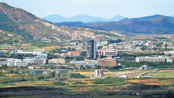 경기도 파주시 서부전선 비무장지대(DMZ) 도라전망대에서 바라본 개성공단 일대의 모습. 연합뉴스