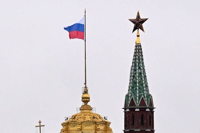 7일(현지시간) 러시아 모스크바 크렘린궁의 첨탑 위로 러시아 국기가 게양돼있다./ AFP연합뉴스