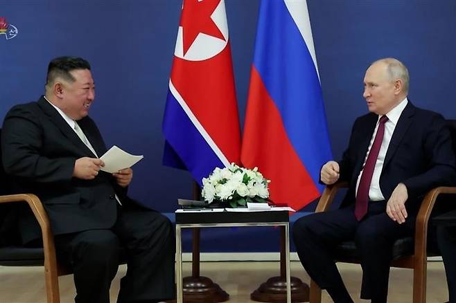 지난해 9월 푸틴 러시아 대통령이 김정은 북한 국무위원장과 러시아 블라디보스톡에서 회담하고 있다./ 연합뉴스