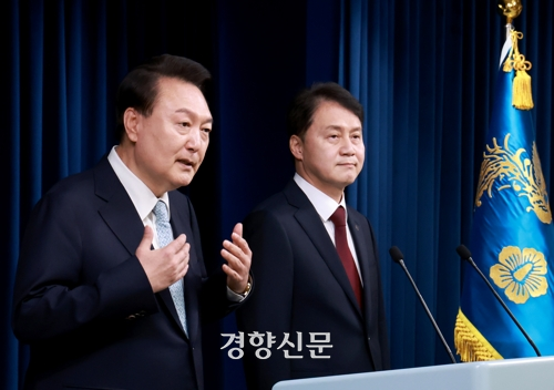 윤석열 대통령이 7일 서울 용산 대통령실 청사에서 열린 인사브리핑에서 신임 대통령실 민정수석비서관에 임명한 김주현 전 법무차관을 소개하고 있다. 김창길 기자