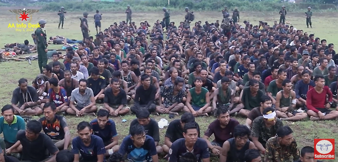 미얀마 소수민족 무장단체 아라칸군(AA)이 6일(현지시간) 미얀마 서부 라카인주에서 미얀마군 지역 사령부를 점령했다고 밝혔다. 아라칸군 유튜브 갈무리