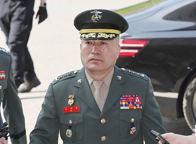 김계환 해병대 사령관이 지난 4일 오전 해병대 채모 상병 순직 사건 수사외압 의혹 관련 조사를 받기 위해 정부과천청사 고위공직자범죄수사처(공수처)로 들어가고 있다. 연합뉴스