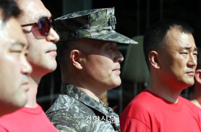 ‘채 상병 사건’을 수사한 박정훈 전 해병대 수사단장이 지난해 9월1일 항명 혐의로 구속영장심사(구속 전 피의자심문)를 받기 위해 서울 용산구 군사법원으로 들어가기 전 약식 기자회견을 갖고 있다. 서성일 선임기자