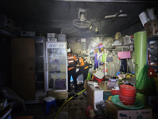 7일 오전 부산 동구 수정동 전통시장 한 가게에서 불이 나 15분 만에 꺼졌다. 이 화재로 인명 피해는 없었다. 부산소방재난본부 제공