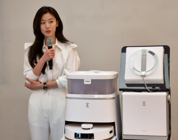 에코백스 새 모델 배우 전지현이 7일 ‘디봇 T30 프로 옴니’와 ‘윈봇 W2 옴니’를 소개하고 있다. 정옥재 기자