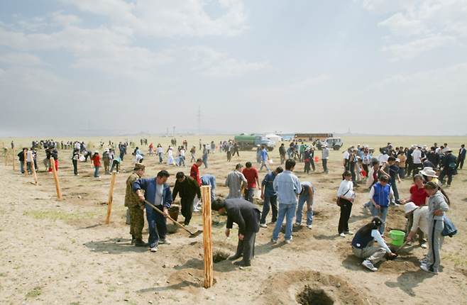 지난 2004년 5월 첫 식림 활동 당시의 모습. 대한항공 임직원들과 몽골 현지 주민이 함께 나무를 심고 있다. 