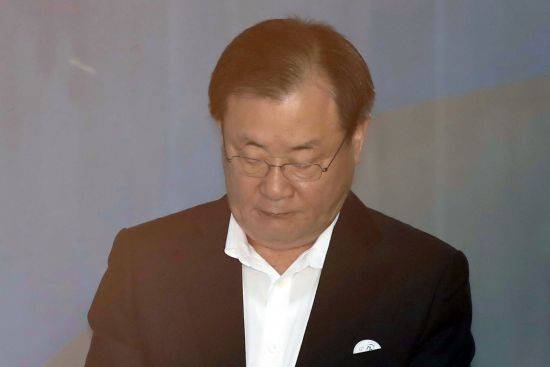 이병기 전 국정원장이 지난 2018년 9월 특활비 상납 혐의 관련 항소심에 출석하기 위해 법정으로 향하고 있다. 뉴시스