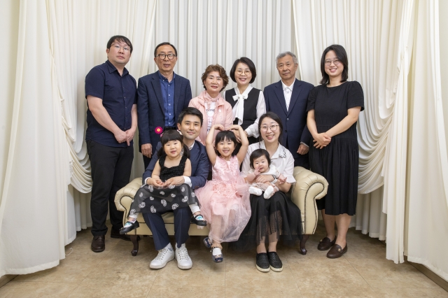 김미숙 청운교회 권사와 가족들이 지난 5일 서울 강남구의 교회에서 가족사진을 촬영하고 있다. 청운교회 제공