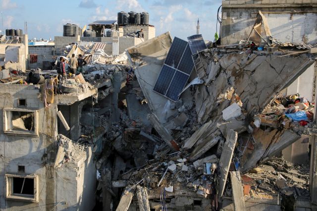7일(현지시간) 가자지구 남쪽 도시 라파에서 현지 주민들이 이스라엘 공습으로 파괴된 주택을 살피고 있다. 로이터연합뉴스