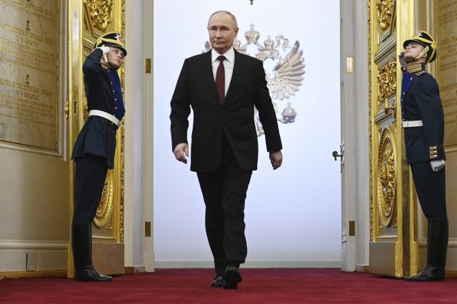 블라디미르 푸틴 러시아 대통령이 7일(현지시간) 새로운 6년 임기를 시작하는 취임 선서를 하기 위해 모스크바 크렘린궁에 입장하고 있다. AP뉴시스