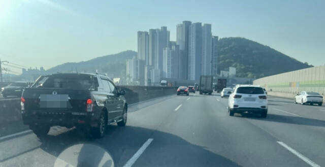 인천 한 고속도로에서 검은색 승용화물차가 추월차로인 1차로를 주행하고 있다. 김샛별기자