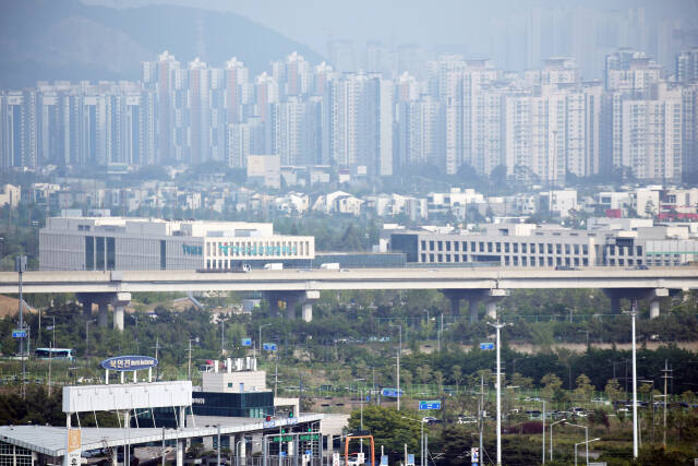 인천 청라국제도시 전경과 하나금융그룹 통합데이터센터의 모습. 인천경제청 제공