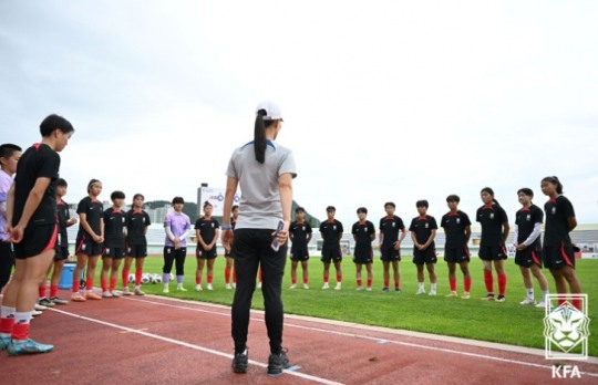 사진=훈련이 끝난뒤 김은정 감독의 지시를 듣는 여자 U-17 대표팀 선수들