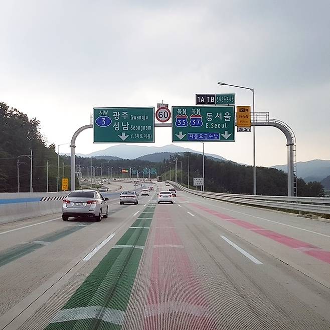 고속도로에 색깔 유도선이 설치된 모습 <국토교통부 블로그>