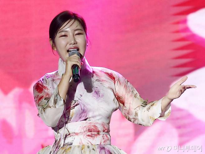 가수 송가인이 지난해 10월 서울 종로구 청와대 사랑채 앞 광장에서 열린 2023 종로축제 '렛츠종로' 개막 행사에서 공연을 펼치고 있다. /2023.10.06. /뉴스1