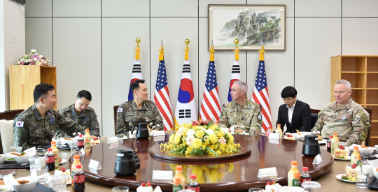 김명수(왼쪽 3번째) 합동참모의장이 지난달 22일 서울 용산 합참에서 스티븐 와이팅(왼쪽 4번째) 미 우주사령관을 접견하고 있다. 합동참모본부 제공