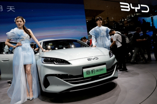 지난달 25일 중국 베이징에서 열리는 베이징 국제 자동차 박람회에 전시된 비야디(BYD)의 씰 06 DM-i 차량. 로이터