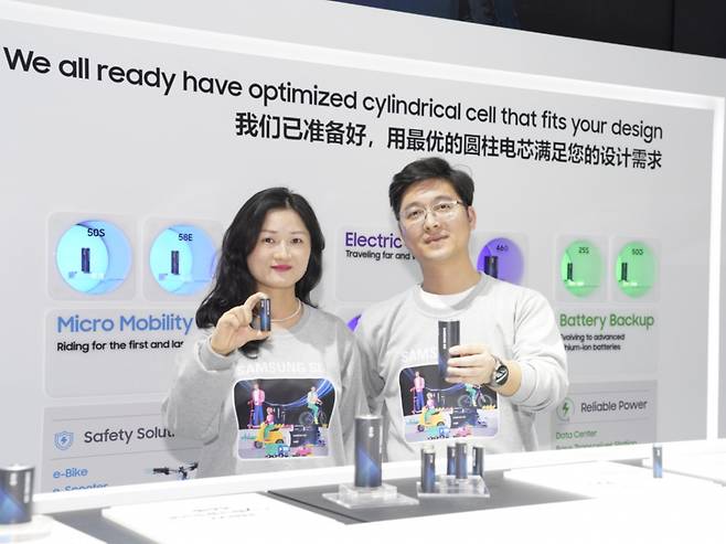 삼성SDI의 임직원이 5일 중국 상해에서 열린 ‘차이나 사이클 쇼 2024’에서 원통형 배터리 제품을 소개하고 있다. [삼성SDI 제공]