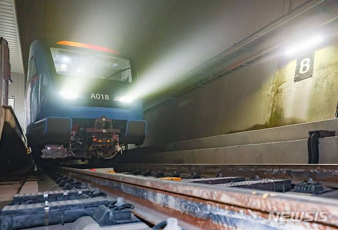 [서울=뉴시스] 황준선 기자 = 지난 2월23일 오전 서울 강남구 수서역에서 수도권광역급행철도(GTX)-A 수서-동탄 구간 열차가 영업시운전을 위해 대기하고 있다. 2023.05.07. hwang@newsis.com